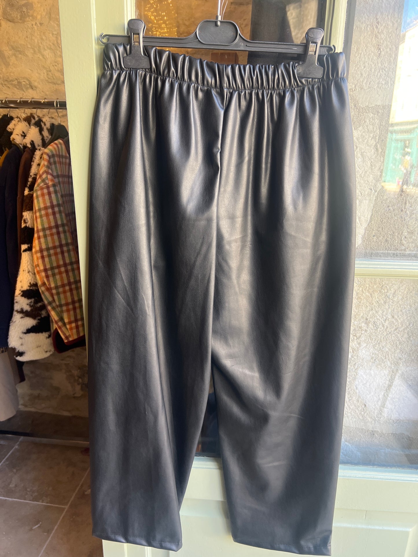 Pantalon magique simili cuir noir-Johanna Paris