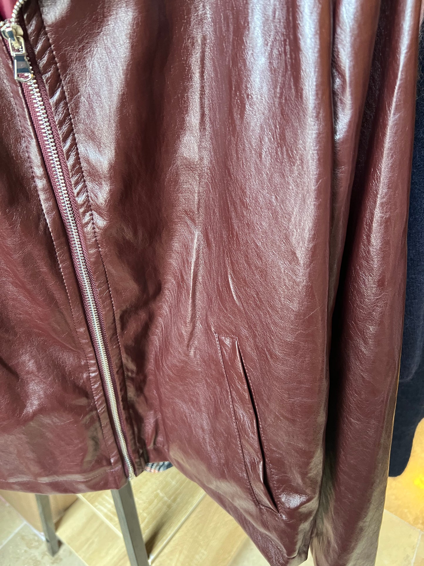 Blouson droit en simili cuir bordeaux-Johanna paris