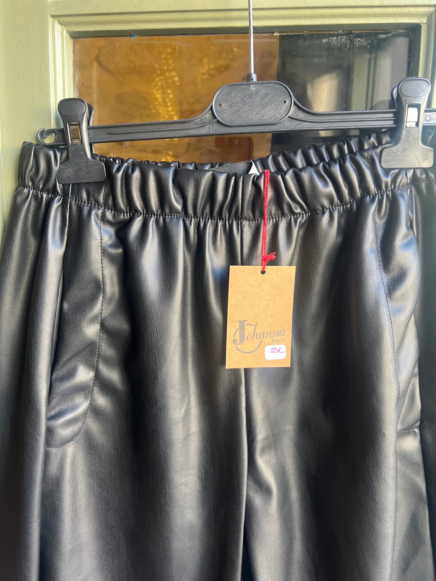 Pantalon magique simili cuir noir-Johanna Paris