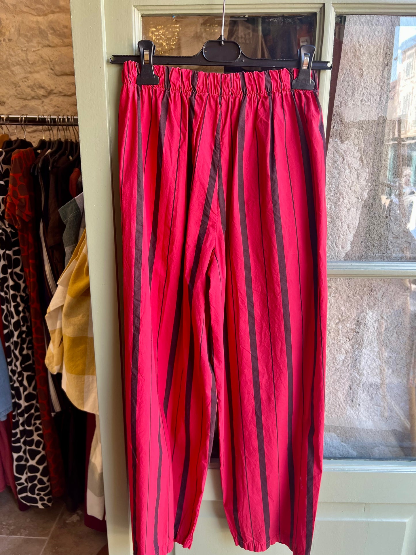 Promo Pantalon Magique rayé noir et rouge - Johanna Paris