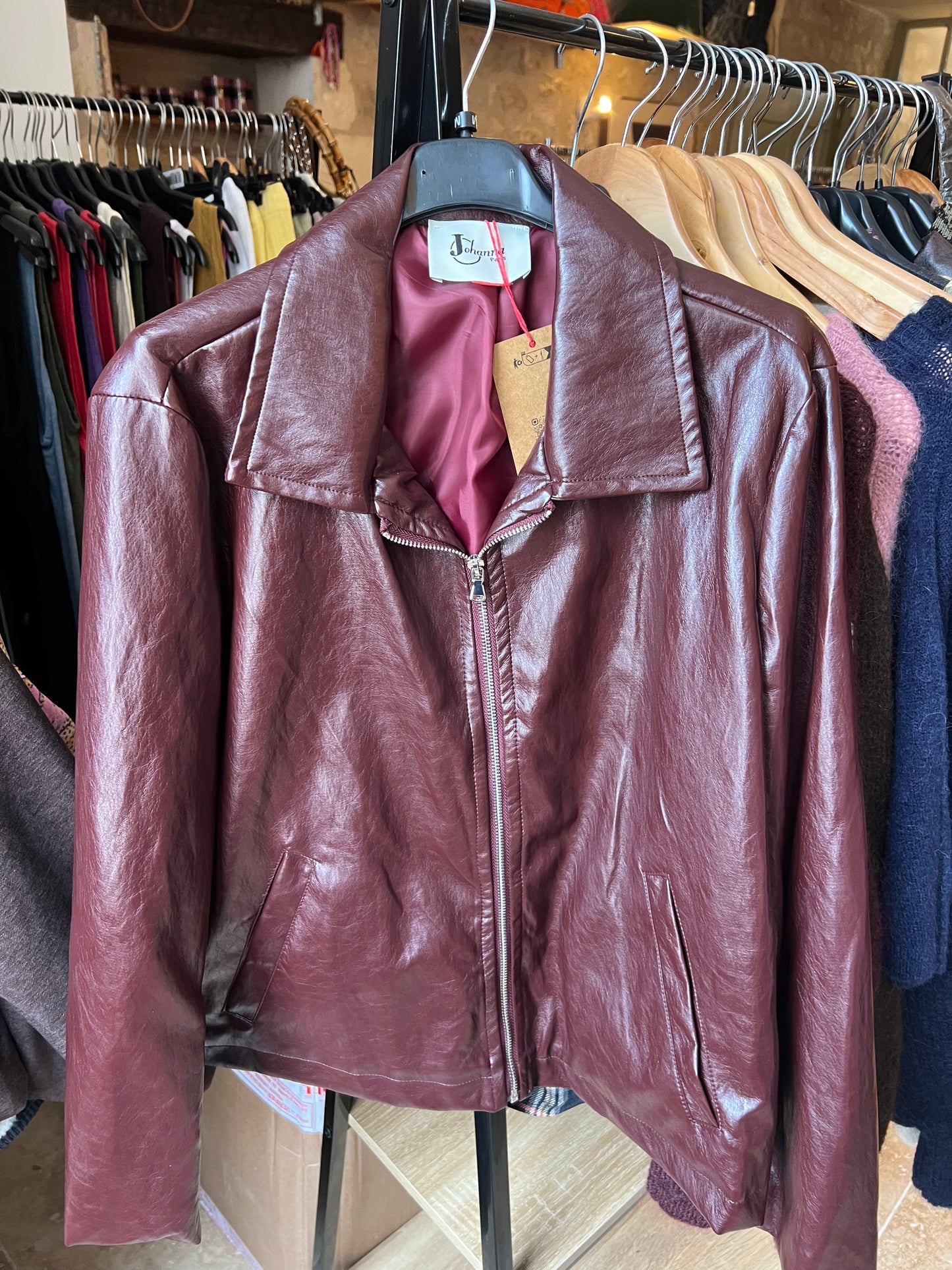 Blouson droit en simili cuir bordeaux-Johanna paris